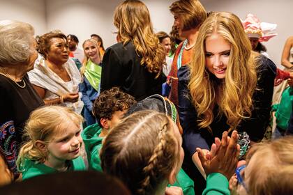 Divertida, la princesa heredera del trono saluda a los chicos que formaron parte del Concierto del Día del Rey.