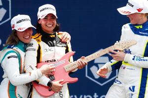 Divertidas, la española Nerea Martí y las británicas Jamie Chadwick y Alicia Powell comparten el podio de la segunda carrera de W Series en Miami en 2022; la categoría pretende ser un escalón de ascenso de mujeres a la Fórmula 1.