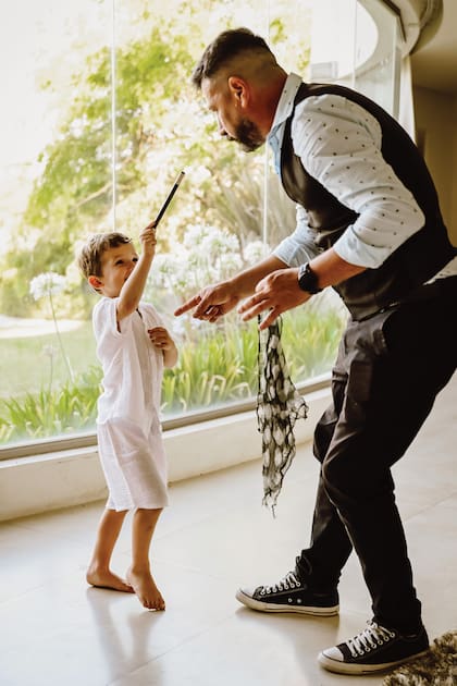 Divertido, Noah hizo de “asistente” del mago