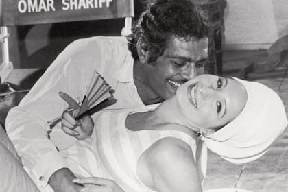 Divertidos, Barbra y Omar Sharif (cuyo nombre aparece mal escrito en la silla de atrás), recrean una escena de amor de la película Funny Girl, de 1968. El actor también integraría la lista de sus conquistas. 