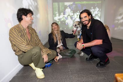 Divertidos, el Public Relations Facundo Garayalde, Guillermina Valdes con Igor, su perro, y el doctor Matías Albizzati, especialista en medicina del deporte y ortomolecular, que acompañó a la actriz y dueña de Valdez Shoes.