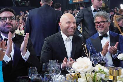 Divertidos en plena ceremonia, los ex jurados de Masterchef, Damián Betular, Germán Martitegui y Donato de Santis.
