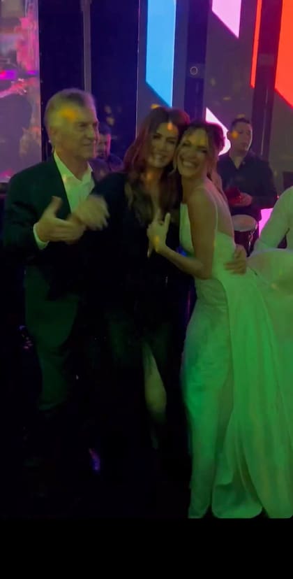 Divertidos, Mauricio Macri y Juliana Awada posan en la pista de baile junto a la flamante novia María Belén Ludueña