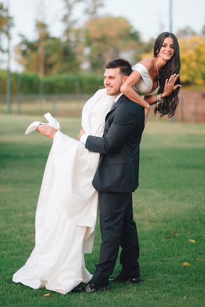 Divertidos, Rodrigo y Emily posan en los jardines
de la quinta de Los Polvorines. Con un traje de
Nevada Novias, la influencer muestra orgullosa
su anillo de oro rosado