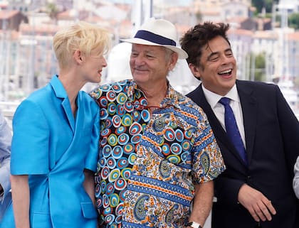 Divertidos.  Swinton, ahora con Bill Murray y Benicio Del Toro, se mostró muy relajada al posar para los fotógrafos en Cannes