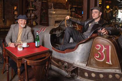 Divertidos y descontracturados, padre e hijo posan para ¡HOLA! Argentina en el Bar Nápoles.