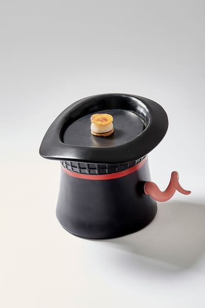 DiverXo juega con Alicia en el País de las Maravillas... con cola de chancho, porque su menú degustación se llama "la cocina de los cerdos voladores".