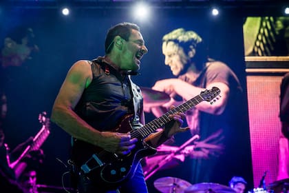 Divididos regresó al Cosquín rock, a 15 años de su último show, y puso la vara alta con una de las mejores presentaciones de la jornada. Distorsión, virtuosismo y clásicos de rock and roll
