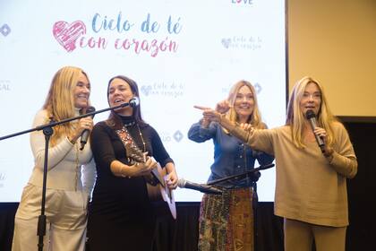 Divina con su pancita de 7 meses (espera su primer hijo), la cantautora Sonia Zavaleta, la menor de las hijas de María Emilia, le puso música a la velada. En el último tema invitó a su mamá y a sus tías a hacer los coros de Cariñito, una de sus canciones.