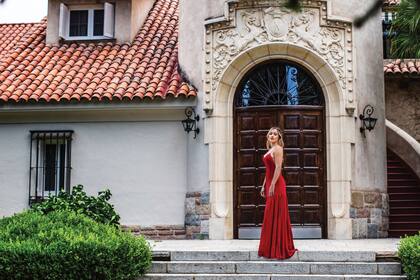 Divina con un vestido de seda natural de su propia creación, Lola posa frente a la puerta del Château d’Ancon, ubicado en el Valle de Uco.