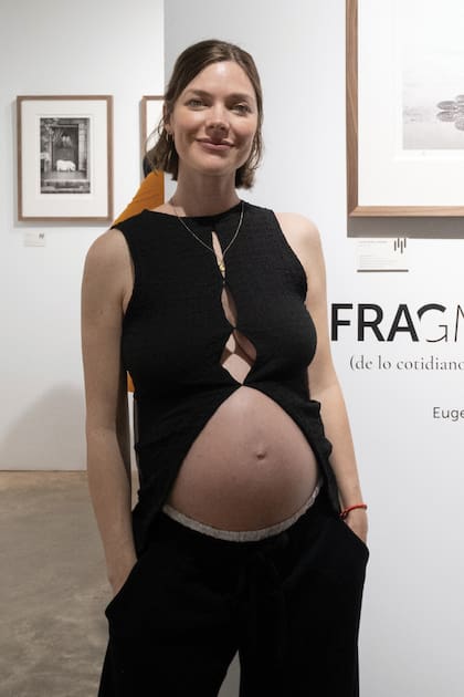 Divina, Luli posó con su pancita
de siete meses. Muy orgullosa
de su marido, le dijo a ¡HOLA!
Argentina: “Estuvo increíble
la inauguración. Euge enmarcó
veintidós obras en casa que
quedaron espectaculares”.