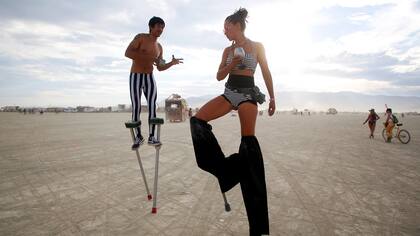 Divine Mustache y Katapult Sandra, sus nombres Playa, danzan sobre zancos