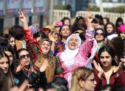 Diyarbakir - Mujeres turcas bailaron por sus derechos