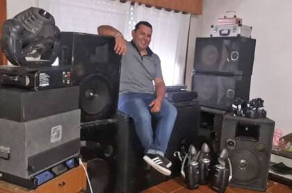 Edgardo Baez, DJ de la fiesta, se repone en su casa luego de contagiarse