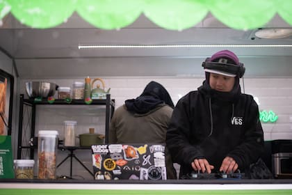 DJ en vivo: además de disfrutar de los platos del invierno, los turistas disfrutaron del after ski con música.