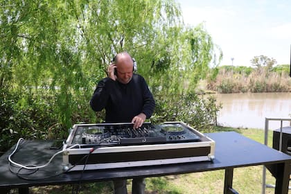 DJ. Jaroc (José Arocena) fue el encargado de musicalizar el espacio chill, uno de los más concurridos en el Bienestar Fest
