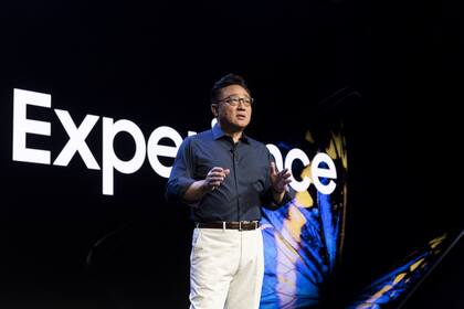 DJ Koh durante la presentación del teléfono flexible