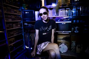 La DJ y bajista que conjuga dos espacios distintos que comparten el pulso de la música en vivo