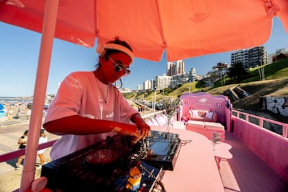 DJ sets en vivo y música acompañan el recorrido por la experiencia Dove All Body Deo.