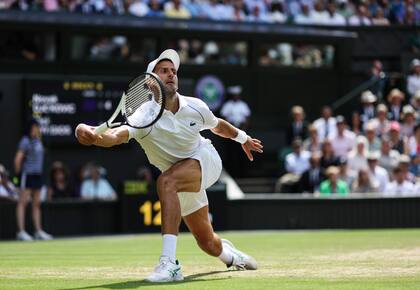 Djokovic ante Kyrgios durante la final de Wimbledon.