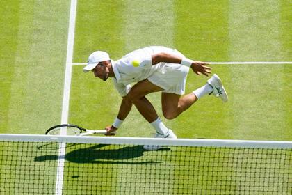 Djokovic ante Kyrgios en la final de Wimbledon.
