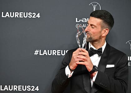 Djokovic besa el trofeo recibido en Madrid como mejor deportista del año