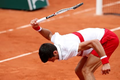 Djokovic castigó a su raqueta en el encuentro ante Bautista Agut, pero finalmente sacó el match adelante