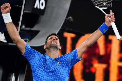 Djokovic celebra tras vencer al español Roberto Carballes Baena 