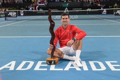Djokovic celebrando con el trofeo del ATP 250 de Adelaida