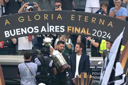 Djokovic, con la Copa Libertadores, al lado de Juan Martín del Potro; del Monumental el sábado al Parque Roca el domingo, dos amigos forjados en el tenis.