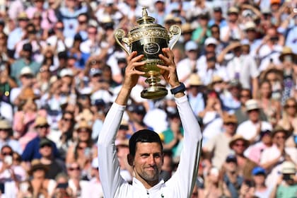 Djokovic, con su séptimo trofeo de Wimbledon, tras batir en la final al australiano Nick Kyrgios. 