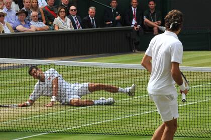 Djokovic conquistó el título de Wimbledon en 2019, luego de levantar dos match points en la final ante Federer.