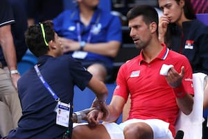 Djokovic habló en chino mandarín, se tentó y su video se hizo viral, pero sufre por su muñeca