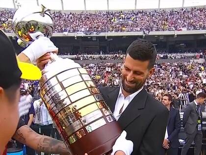 Djokovic fue el encargado de presentar la Copa Libertadores en la final que Botafogo le ganó a Mineiro por 3-1 en el estadio de River.