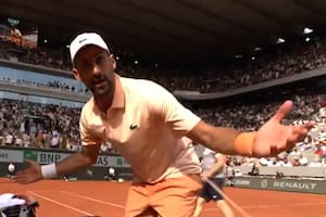 La fuerte reacción de Djokovic con un camarógrafo en pleno partido en Roland Garros