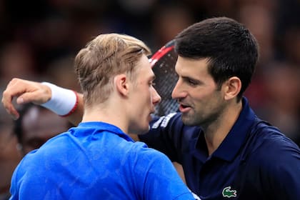 Djokovic se abraza con Shapovalov, su vencido en la final del Masters 1000 de París.