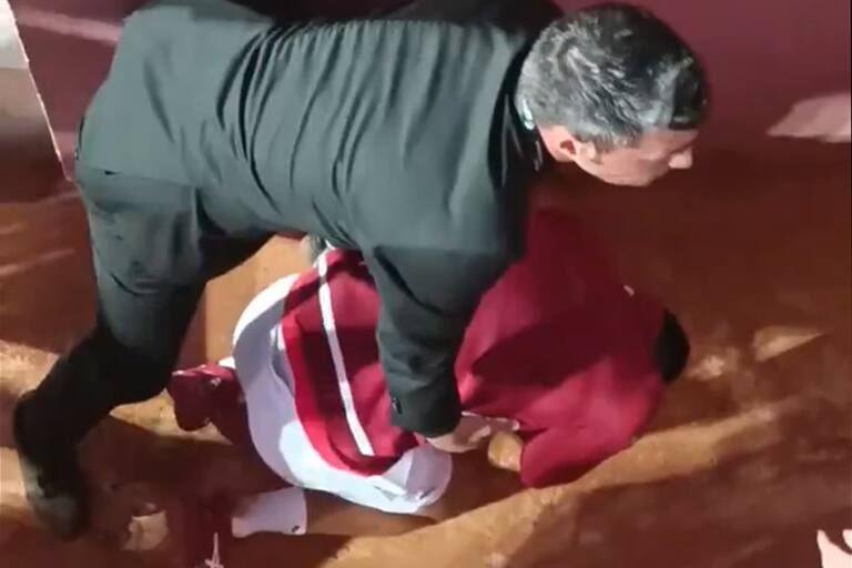 Novak Djokovic recibió un botellazo en el Masters 1000 de Roma mientras regalaba autógrafos después de una victoria