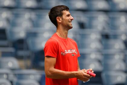  Djokovic sonríe durante una sesión de práctica antes del inicio del US Open 2021. El serbio no relevó, hasta ahora, si fue vacunado o no