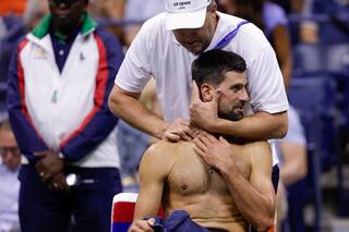Djokovic vence en el US Open a pesar de molestia en el cuello y enfrentará a Fritz