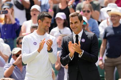 Djokovic y Federer durante el festejo del centenario de la cancha central de Wimbledon, el 3 de julio de 2022