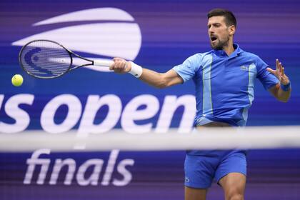 Djokovic y una devolución ante Medvedev en la final del US Open