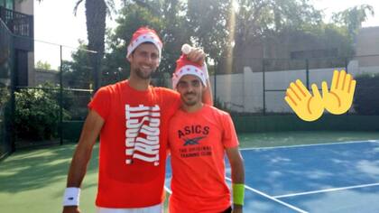 Djokovic y una Navidad distinta: esperando volver. Aquí, en un entrenamiento con Thomas Fabbiano