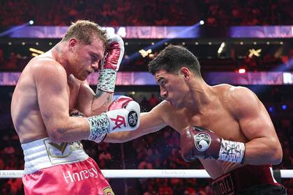 Dmitry Bivol le dio una lección de boxeo al Canelo Álvarez, en el intento del mexicano de conquistar el título semipesado; fue clara victoria por puntos del ruso, en 2022