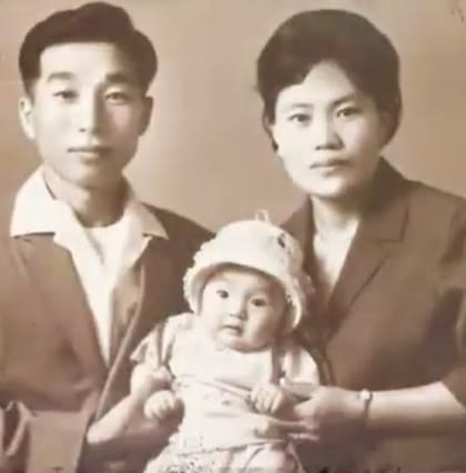 Do Sun junto a sus padres en Corea