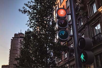 Doblar a la izquierda en rojo solo está permitido en calles de un solo sentido que conectan con otra de un solo sentido