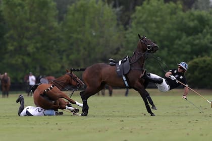 Zavaleta (h.) en el piso y Nicolás Pieres en plena caída