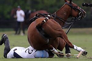 Impresionante caída en polo: el choque que terminó con dos jugadores lesionados
