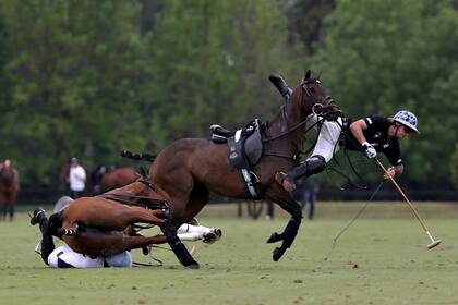 Doble caída durante el partido de polo entre Ellerstina vs La Ensenada
