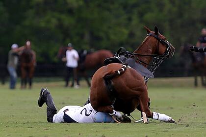 Juan Martín Zavaleta (h.), de La Ensenada, apretado por su yegua