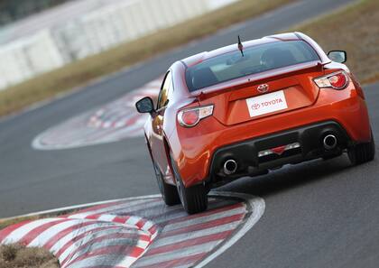 Doble escape para los 200 CV; el baúl es pequeño y pierde espacio con la rueda de auxilio